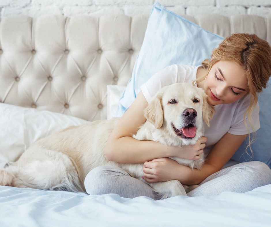 Une femme et un chien sur un lit